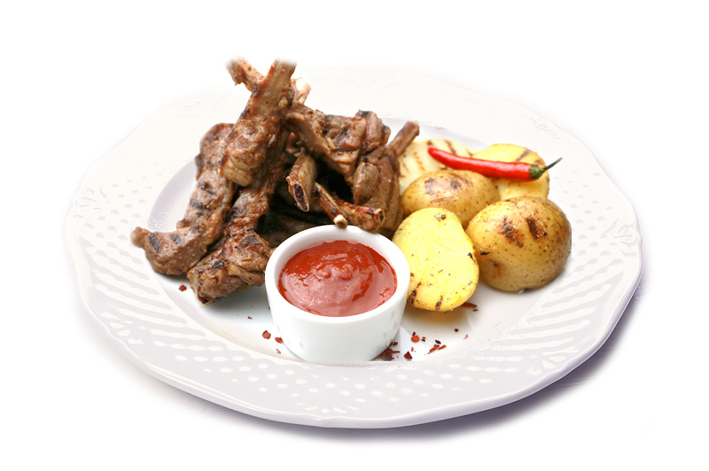 Каре ягненка с картофелем на гриле