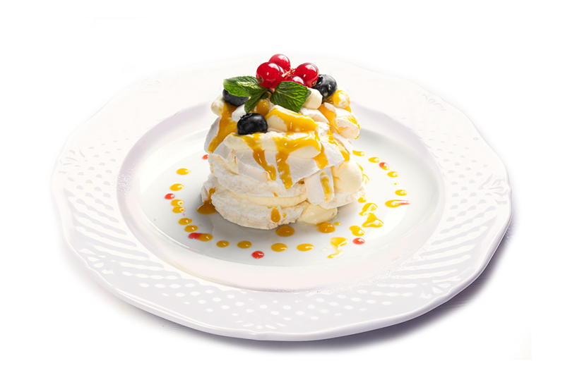 Безе с нежным сливочным кремом и соусом из манго