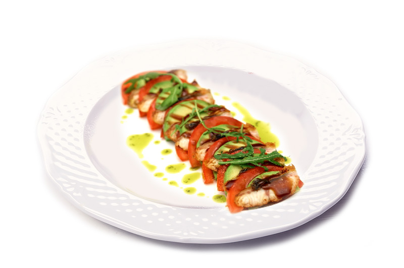 Закуска из томатов с копченым угрем и авокадо