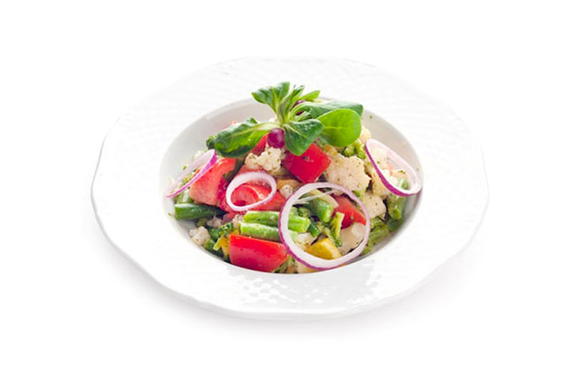 Балғын көкөністерден жасалған салат