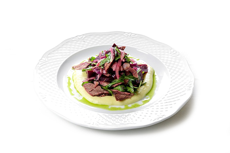 Мясно салат с печеной свеклой