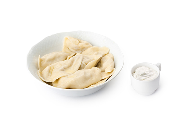 Қаймақ немесе май құйылған варениктер