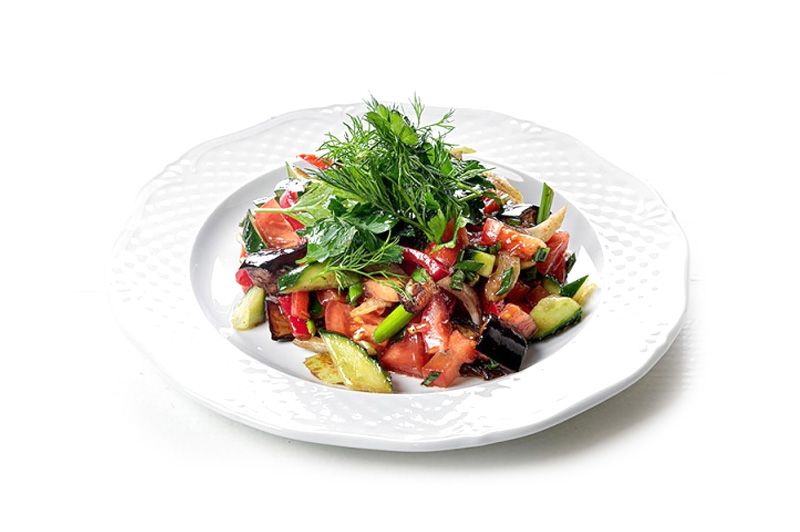 Салат из свежих овощей с баклажанами